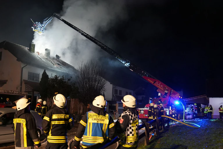 Noch während des Feuerwehreinsatzes wurde der 59 Jahre alte Bewohner vermisst. — © Ehsan Monajati/dpa
