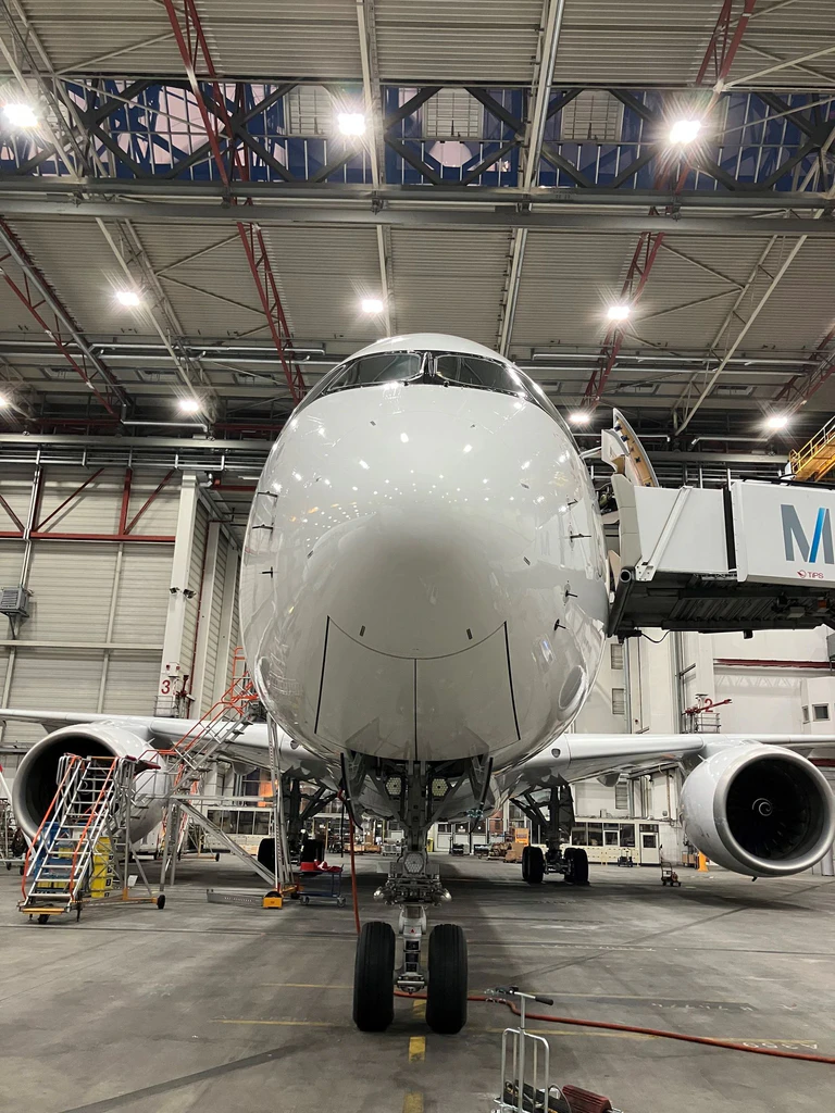 Die Nase eines auf den Namen "Solingen" getauften neuen Airbus A350 der Lufthansa im Wartungshangar am Münchner Flughafen. Die Maschine sollte nach der letzten Überprüfung durch die Techniker zu ihrem ersten kommerziellen Flug mit Passagieren an Bord nach Indien starten.  — © Carsten Hoefer/dpa