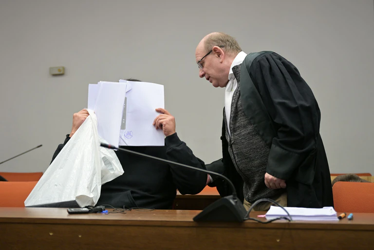 Der Student verbarg sein Gesicht zu Beginn des Prozesses. — © Malin Wunderlich/dpa
