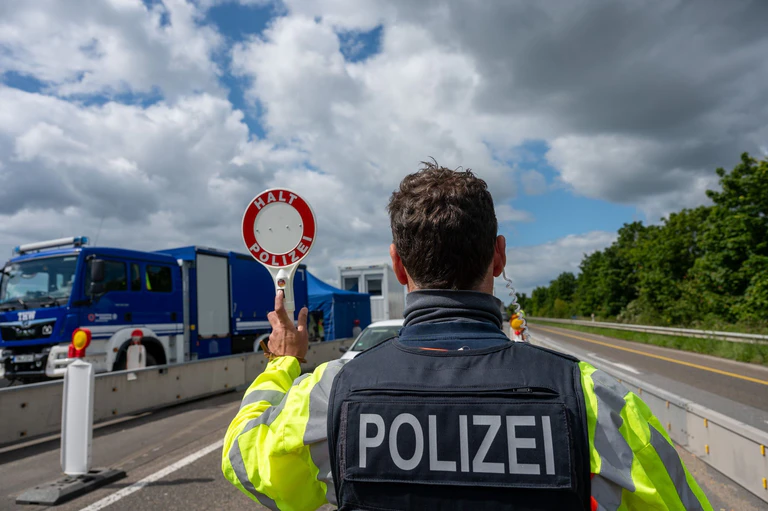 Bundesinnenministerin Nancy Faeser begründete die Anordnung stationärer Kontrollen an allen Landgrenzen ab Mitte September mit irregulärer Migration sowie dem Schutz vor islamistischen Terroristen und grenzüberschreitender Kriminalität. (Archivbild) — © Harald Tittel/dpa