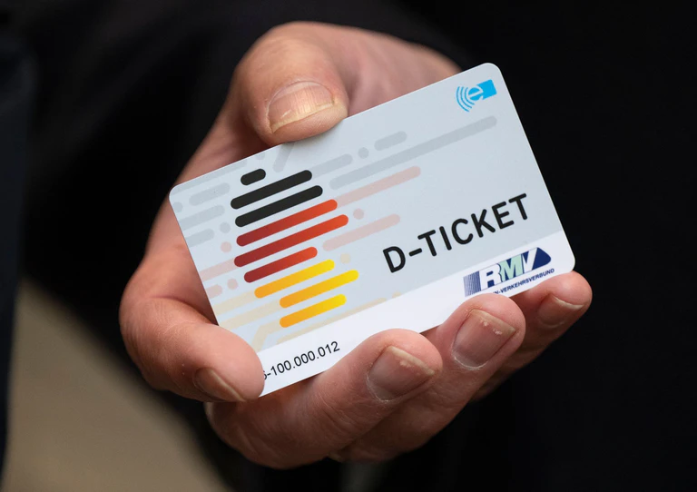 Bleibt das Deutschlandticket auf Dauer bestehen? Die Union hat sich bislang noch nicht festgelegt.  — © Boris Roessler/dpa