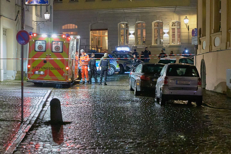 Auch ein Rettungswagen war vor Ort. — © Tizian Gerbing/dpa