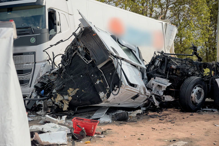 Die beiden verunfallten Lastwagen müssen geborgen werden. Solange ist nur der linke Fahrstreifen befahrbar. — © Tizian Gerbing/dpa