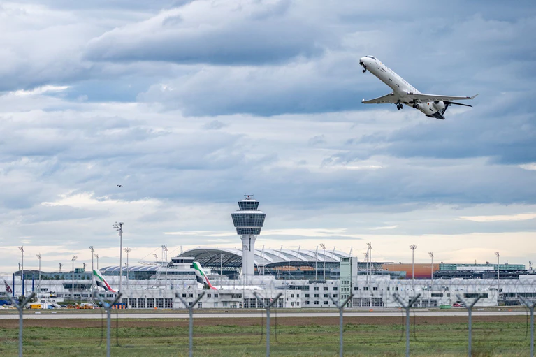 Der Flughafen München. Alle drei internationalen Flughäfen Bayerns berichten über steigende Passagierzahlen. (Archiv) — © Armin Weigel/dpa