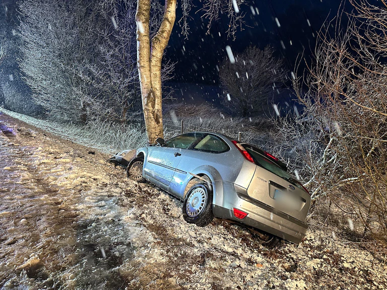 Ein Auto landet in der Oberpfalz bei schneeglatter Fahrbahn an einem Baum.  — © Klein/Vifogra/dpa