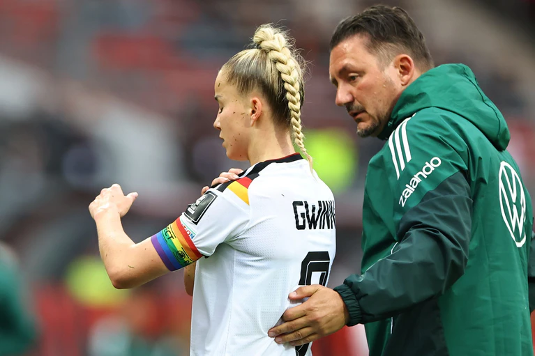 Gegen Österreich musste Giulia Gwinn die Regenbogenbinde früh im Spiel abgeben. — © Daniel Karmann/dpa