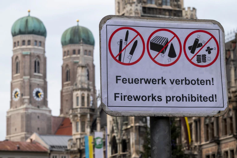 In der Münchner Innenstadt ist Böllern und Feuerwerk nicht mehr überall möglich. (Archivbild) — © Peter Kneffel/dpa