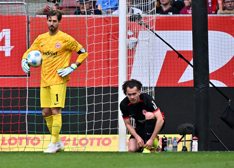 Kein Gegentor beim Comeback: Frankfurts Torwart Kevin Trapp.  — © Jan-Philipp Strobel/dpa