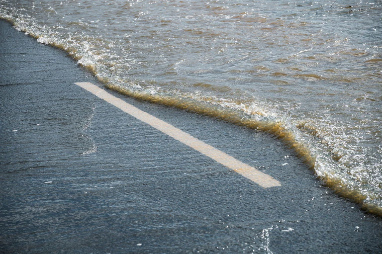 Bei Hochwasser der Meldestufe 2 können Hauptverkehrs- und Gemeindestraßen überflutet werden. (Symbolbild) — © Daniel Vogl/dpa