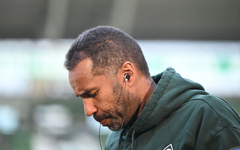 Muss wohl bis zum Saisonende mit Werder bangen: Trainer Daniel Thioune. — © Carmen Jaspersen/dpa