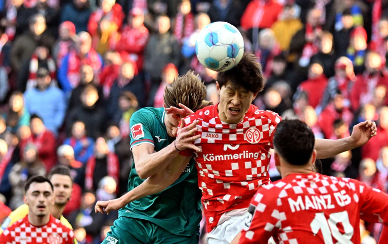 Der FSV Mainz 05 und der FC Augsburg lieferten sich ein umkämpftes Duell. — © Torsten Silz/dpa