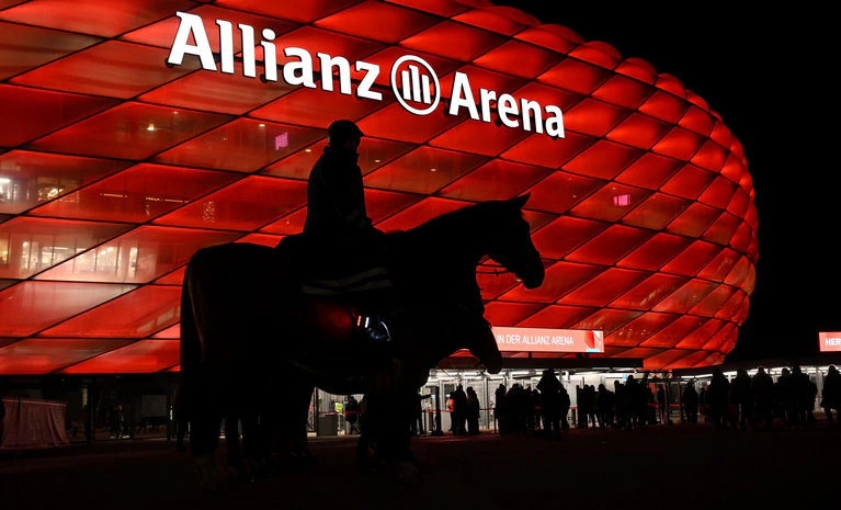 Die Allianz Arena in München erstrahlt vor dem Heimspiel des FC Bayern gegen RB Leipzig in Rot. — © Sven Hoppe/dpa