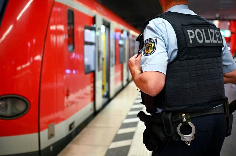 Wegen des Vorfalls am Samstag war unter anderem auch die Polizei am S-Bahnhof Marienplatz. (Symbolbild) — © Sven Hoppe/dpa
