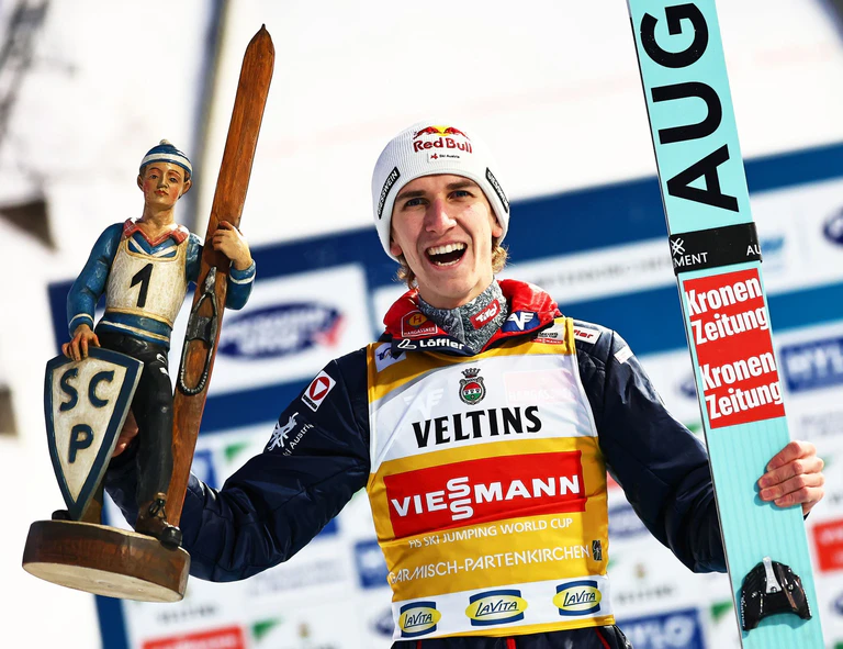 Tschofenig ist zum Tournee-Topfavorit aufgestiegen. — © Daniel Karmann/dpa