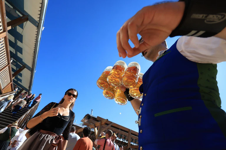 Ein sonniger Tag auf der Wiesn - doch einige Menschen bekamen deshalb gesundheitliche Probleme. — © Karl-Josef Hildenbrand/dpa