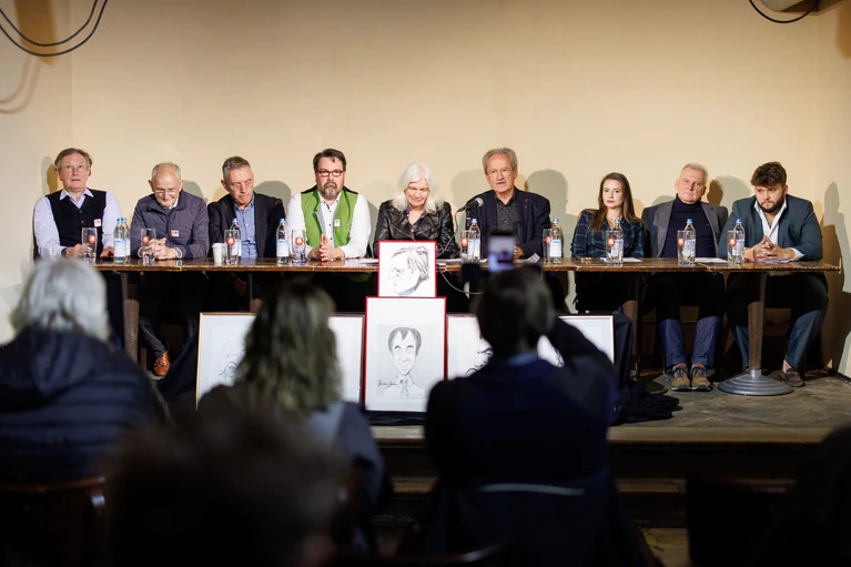 Am Montag soll eröffnet werden, am Dienstag wird das erste Programm auf der legendären Kabarett-Bühne in Schwabing präsentiert.  — © Matthias Balk/dpa