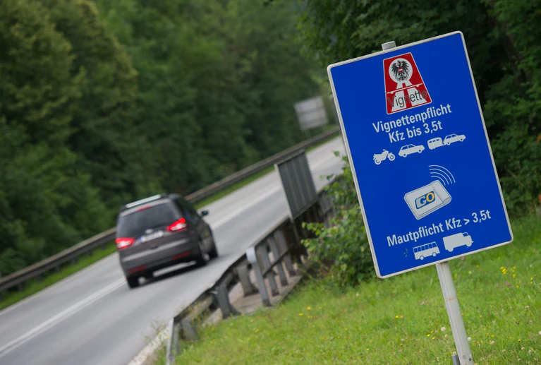 In Österreich kann die Vignette ab 1. Dezember 2026 nur noch digital erworben werden. (Archivbild) — © picture alliance / dpa
