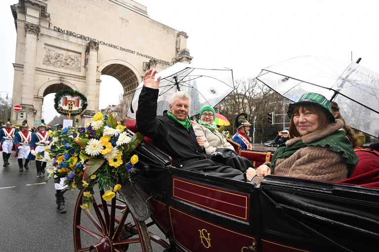 Auch Münchens SPD-Oberbürgermeister Dieter Reiter nahm mit seiner Frau Petra (rechts) und der irischen Botschafterin in Deutschland, Maeve Collins, in einer Kutsche an der Parade teil. — © Felix Hörhager/dpa