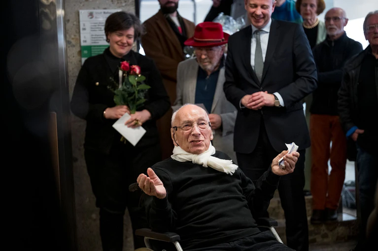 Eugen Gomringer  hielt bei der Vernissage eine Rede.  — © Daniel Vogl/dpa