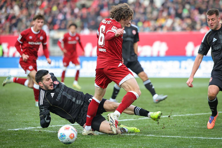 Mit vollem Einsatz wie hier Luka Lotschoschwili (l) verteidigten die Nürnberger das 2:0. — © Daniel Karmann/dpa