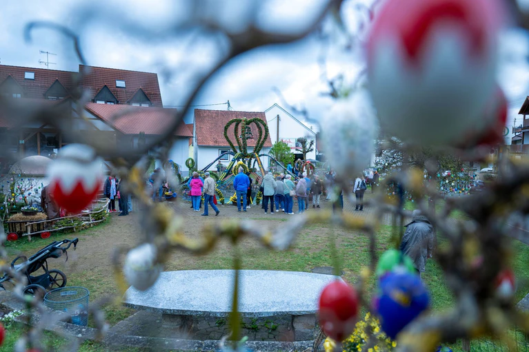 Der Osterbrunnen lockt viele Schaulustige an. — © Pia Bayer/dpa