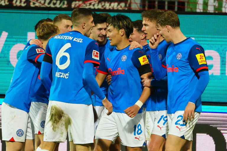 Kiels Shuto Machino (M) bejubelt seinen Treffer zum 4:1 mit der Mannschaft. — © Frank Molter/dpa