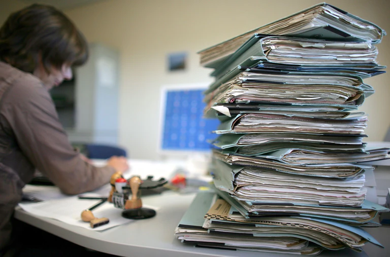 100 staatliche Vorschriften und Auflagen für die Kommunen sollen in Bayern wegfallen. (Symbolbild) — © Patrick Pleul/dpa