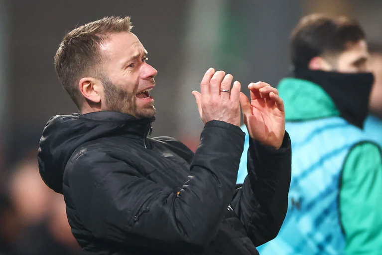 Regensburgs Trainer Andreas Patz muss ein Spiel zuschauen. — © Daniel Karmann/dpa