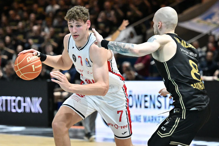 Youngster Steinbach spielt exzellente Playoffs. — © Swen Pförtner/dpa