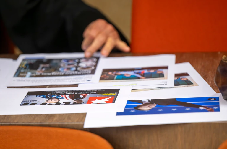 Bystrons Verteidiger versuchte in dessen Abwesenheit, die Vorwürfe vor Gericht mit Hilfe anderer Abbildungen zu relativieren. — © Peter Kneffel/dpa