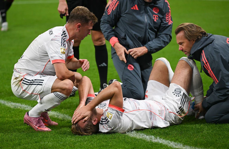 Harry Kane hat sich beim Bayern-Sieg in Frankfurt offenbar nicht schwerer verletzt. — © Arne Dedert/dpa