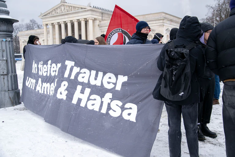 Transparent auf einer Demonstration gegen die Instrumentalisierung des Anschlags. — © Pia Bayer/dpa
