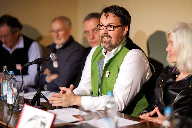 André Hartmann, künstlerischer Leiter, spricht auf einer Pressekonferenz. Nach turbulenten Zeiten steht bei der Münchner Lach- und Schießgesellschaft der Neuanfang an.  — © Matthias Balk/dpa
