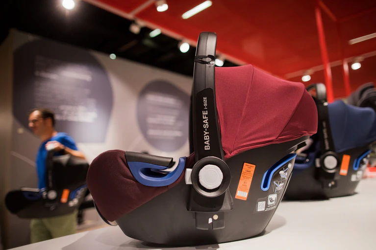 Der Kindersitzhersteller Britax Römer will die Produktion komplett nach Asien verlagern. In Bayern fallen dadurch mehr als 200 Jobs weg. — © Rolf Vennenbernd/dpa