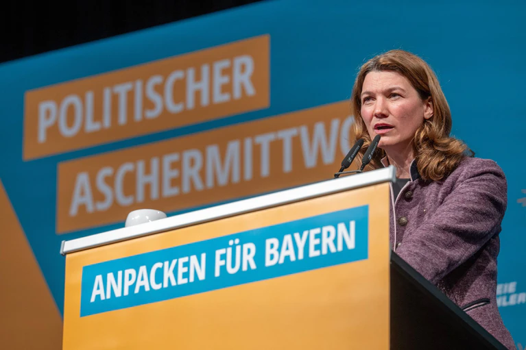 Freie-Wähler-Landrätin Tanja Schweiger fordert vom Bund weit mehr als frisches Geld - ohne grundlegende Reformen sieht sie kein Ende der kommunalen Probleme. (Archivbild)  — © Armin Weigel/dpa