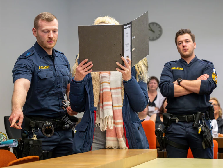 Wollte die Frau ihren Ehemann umbringen lassen? (Archivbild) — © Peter Kneffel/dpa