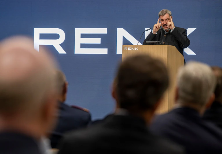Bayerns Ministerpräsident Markus Söder (CSU) bei der offiziellen Eröffnung der neuen modularen Produktion des Panzergetriebeherstellers Renk in Augsburg. — © Peter Kneffel/dpa