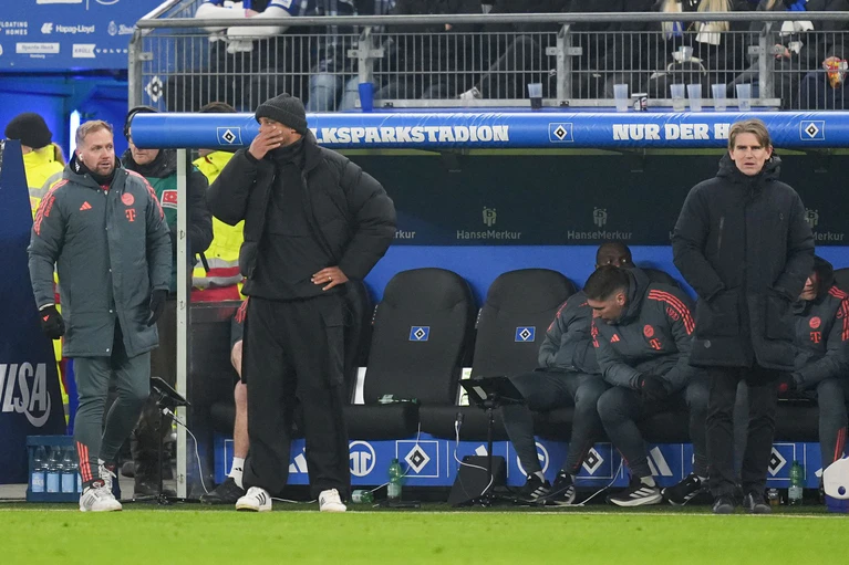 Hatte viel zu kritisieren: Münchens Trainer Vincent Kompany (2.v.l) — © Marcus Brandt/dpa