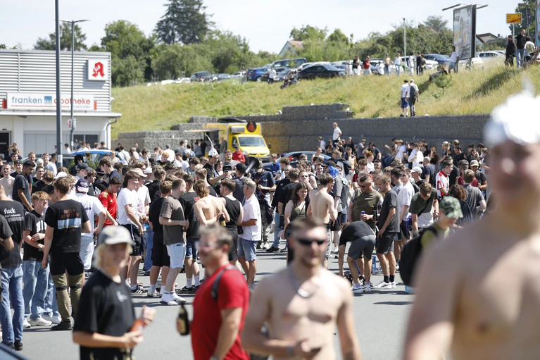 Tausende Menschen haben sich laut Polizei in und um Altschauerberg in Mittelfranken versammelt - sogenannte Hater des Youtubers «Drachenlord». — © David Oßwald/NEWS5/dpa