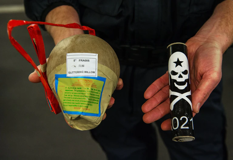 Beamte der Bundespolizei haben in diesem Jahr 17 Prozent weniger illegales Feuerwerk an den Grenzen beschlagnahmt. (Symbolbild) — © Andreas Arnold/dpa