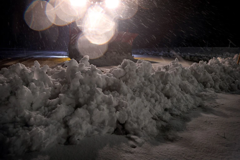 Ein Räum- und Streufahrzeug des Winterdienstes räumte am frühen Morgen in Bad Hindelang (Landkreis Oberallgäu) Schnee von einem Parkplatz. — © Karl-Josef Hildenbrand/dpa