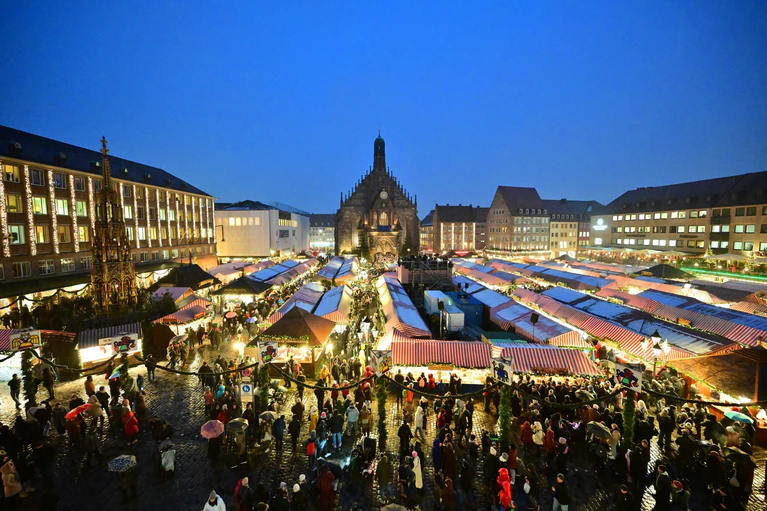Ein Besuch der Comic-Figuren auf dem echten Christkindlesmarkt ist laut der Stadt allerdings nicht geplant. (Archivbild) — © Matthias Merz/dpa