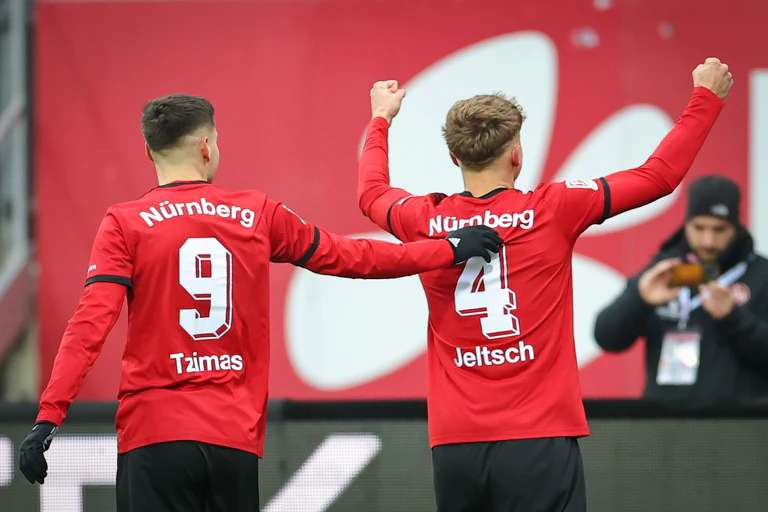 Finn Jeltsch und Stefanos Tzimas (l) bringen dem 1. FC Nürnberg viel Geld ein. — © Daniel Karmann/dpa