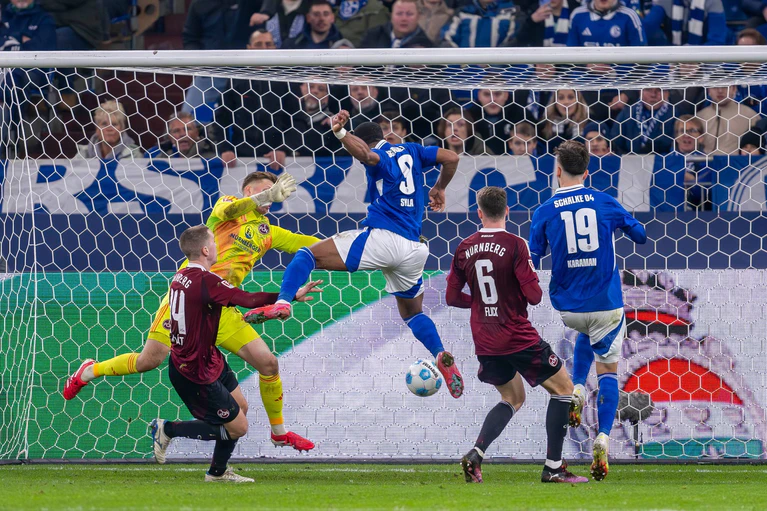 Schalkes Moussa Sylla erzielt das Tor zum 3:1. — © David Inderlied/dpa