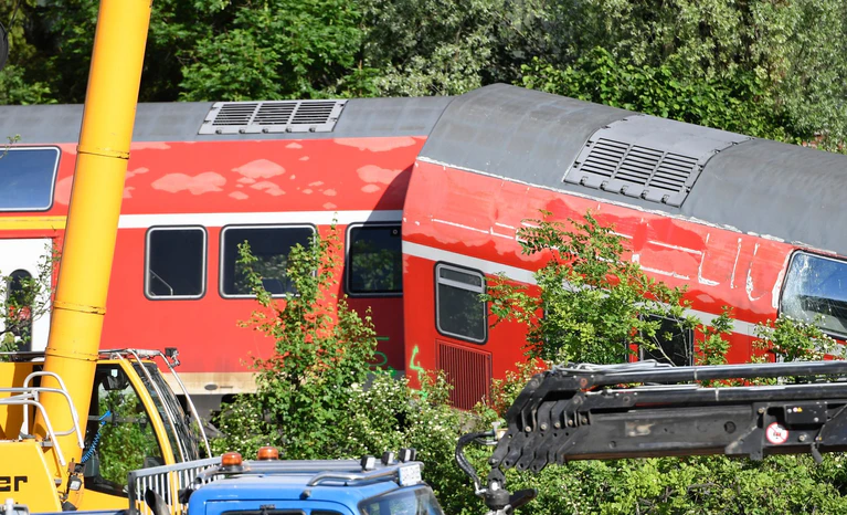 Zwei Bahnmitarbeiter sollen nach dem tödlichen Zugunglück von Garmisch vor Gericht. (Archivbild)  — © Uwe Lein/dpa