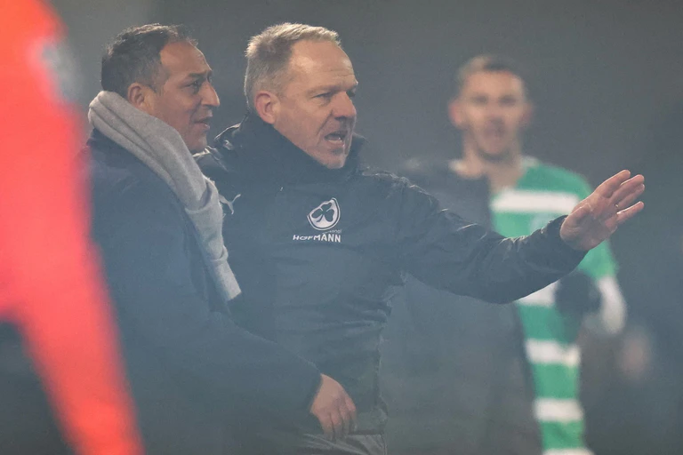Müssen beide gehen: Manager Rachid Azzouzi (l) und Trainer Alexander Zorniger (r). — © Daniel Karmann/dpa