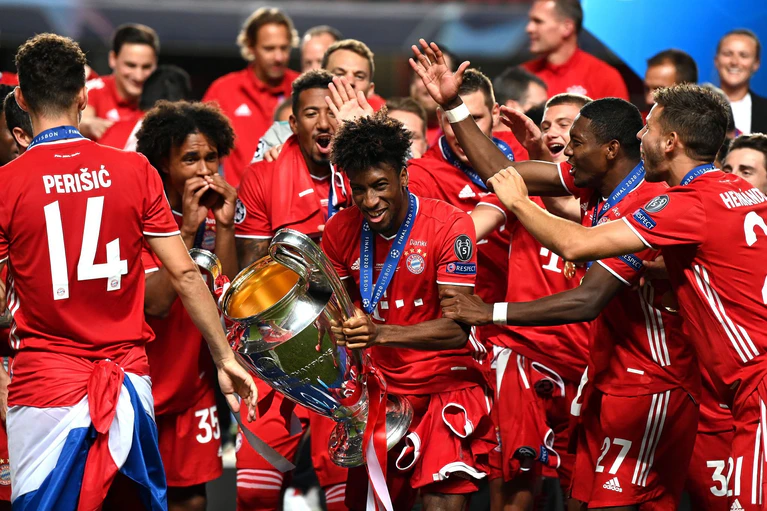 Kingsley Coman mit dem Champions-League-Pokal 2020 in Lissabon. — © Michael Regan/Getty Images via UEFA/dpa