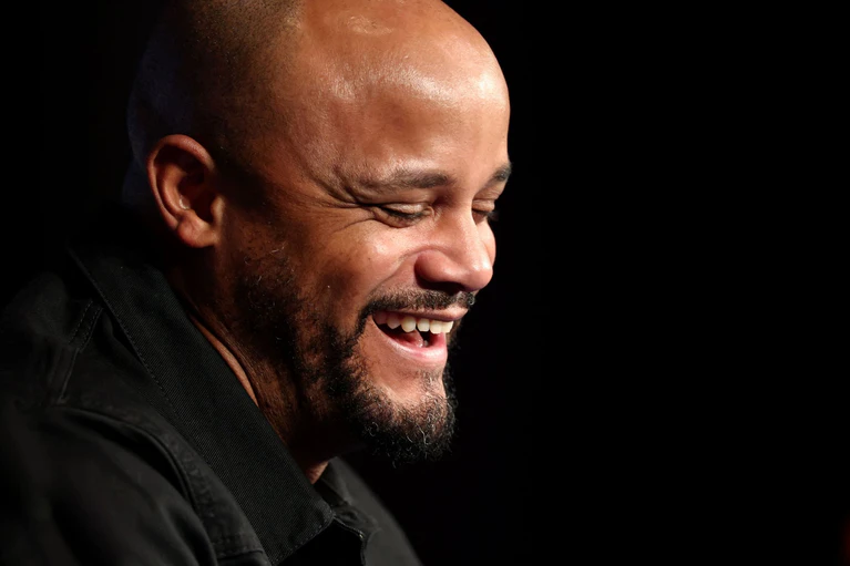 Vincent Kompany freut sich auf das Duell mit Paris und Kollege Luis Enrique. — © Franck Fife/AFP/dpa