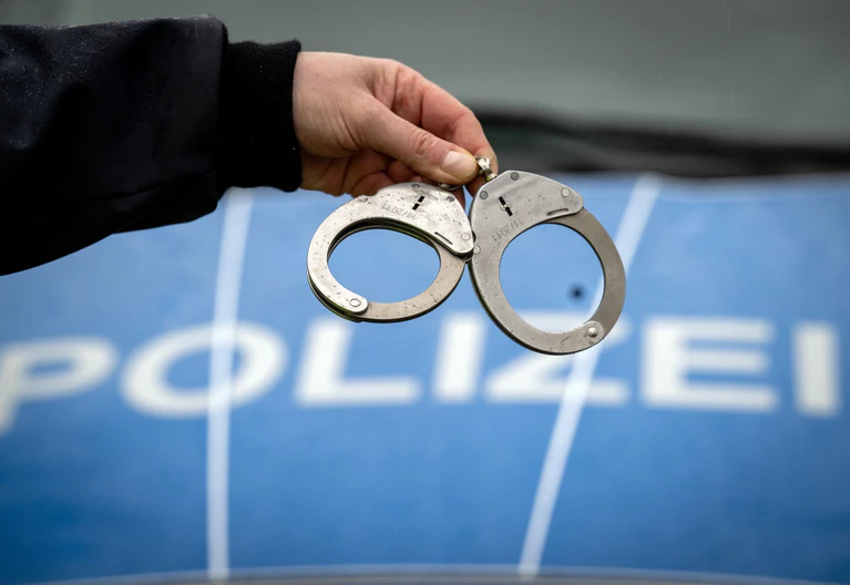 Gegen den 16 Jahre alten Tatverdächtigen wurde Haftbefehl erlassen, sein 15-jähriger Komplize wurde freigelassen. (Symybolbild) — © Soeren Stache/dpa