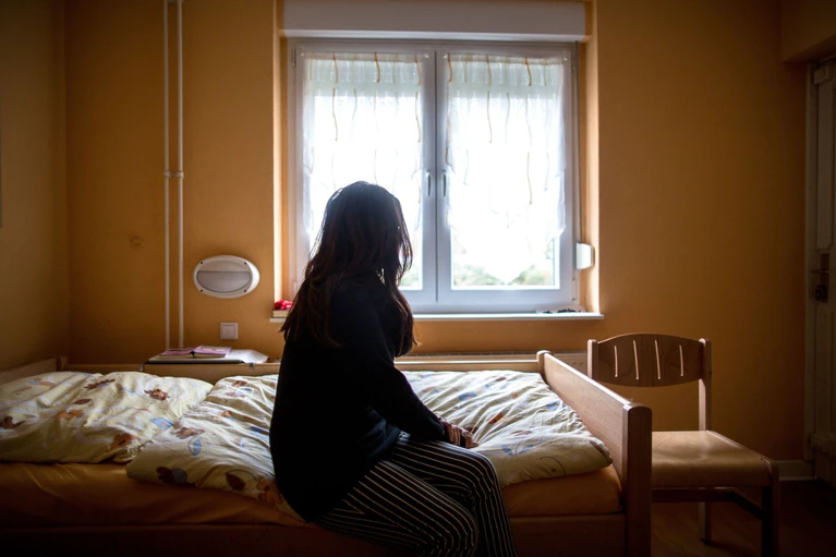 Frauenhäuser sind wichtige Schutzräume für Opfer von häuslicher Gewalt. In Bayern wurden die Angebote in den vergangenen Jahren weiter ausgebaut. Die aktuelle Statistik zeigt, der Bedarf ist weiterhin extrem hoch. (Illustration) — © Maja Hitij/dpa